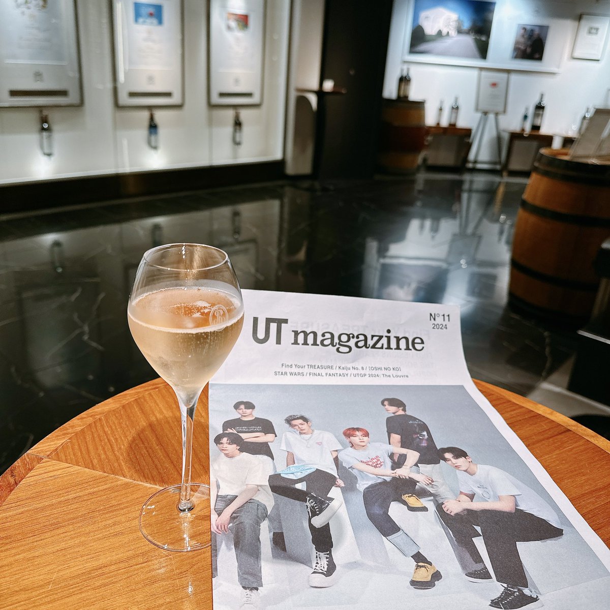 Caorunintko's tweet photo. 大好きですっ、平日昼間の背徳感🍾🤭ww
ワインのお供はUT magazine🩵
#UTmagazine #UT #Treasure_UT
#UNIQLO https://t.co/hwqejBcgX4