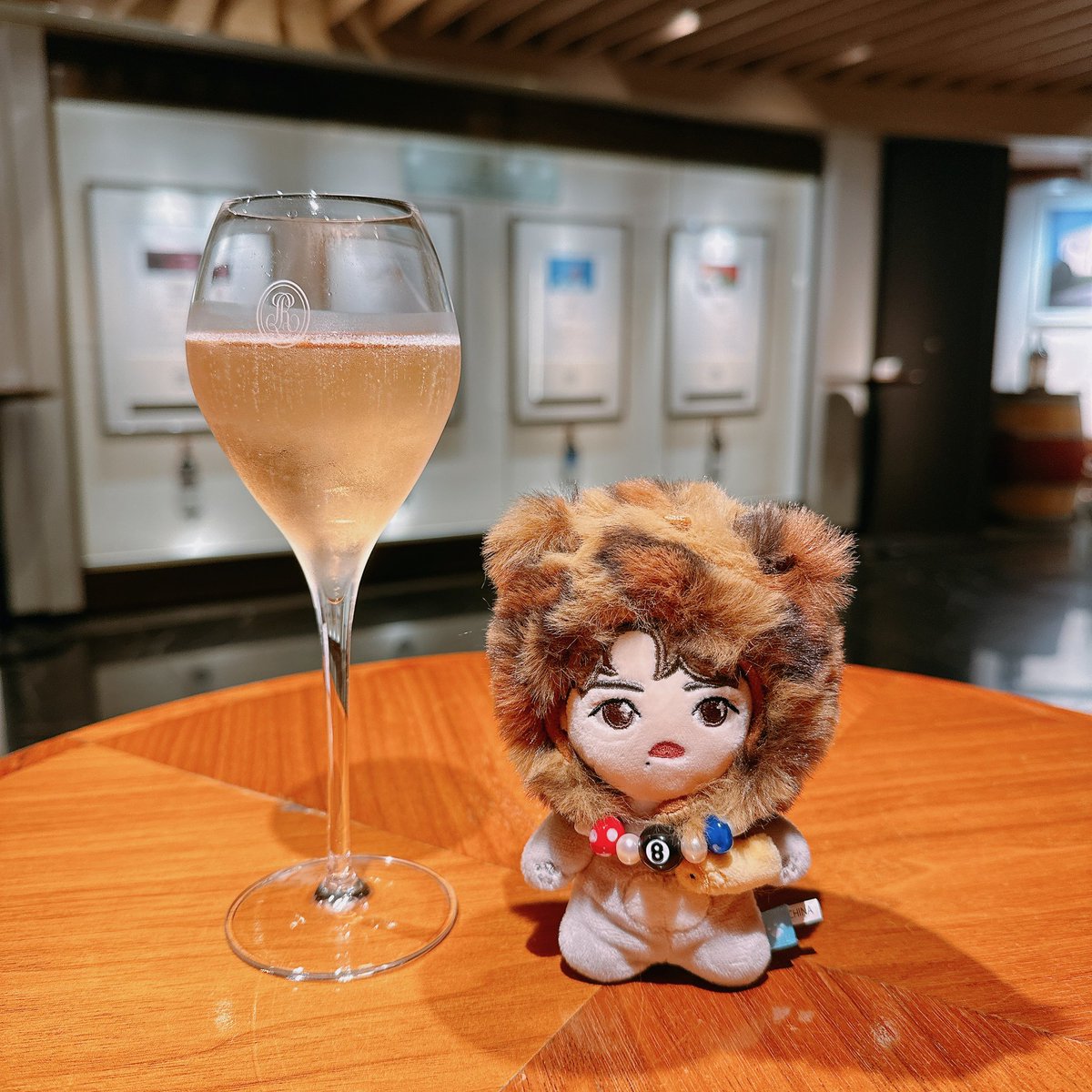 Caorunintko's tweet photo. 大好きですっ、平日昼間の背徳感🍾🤭ww
ワインのお供はUT magazine🩵
#UTmagazine #UT #Treasure_UT
#UNIQLO https://t.co/hwqejBcgX4