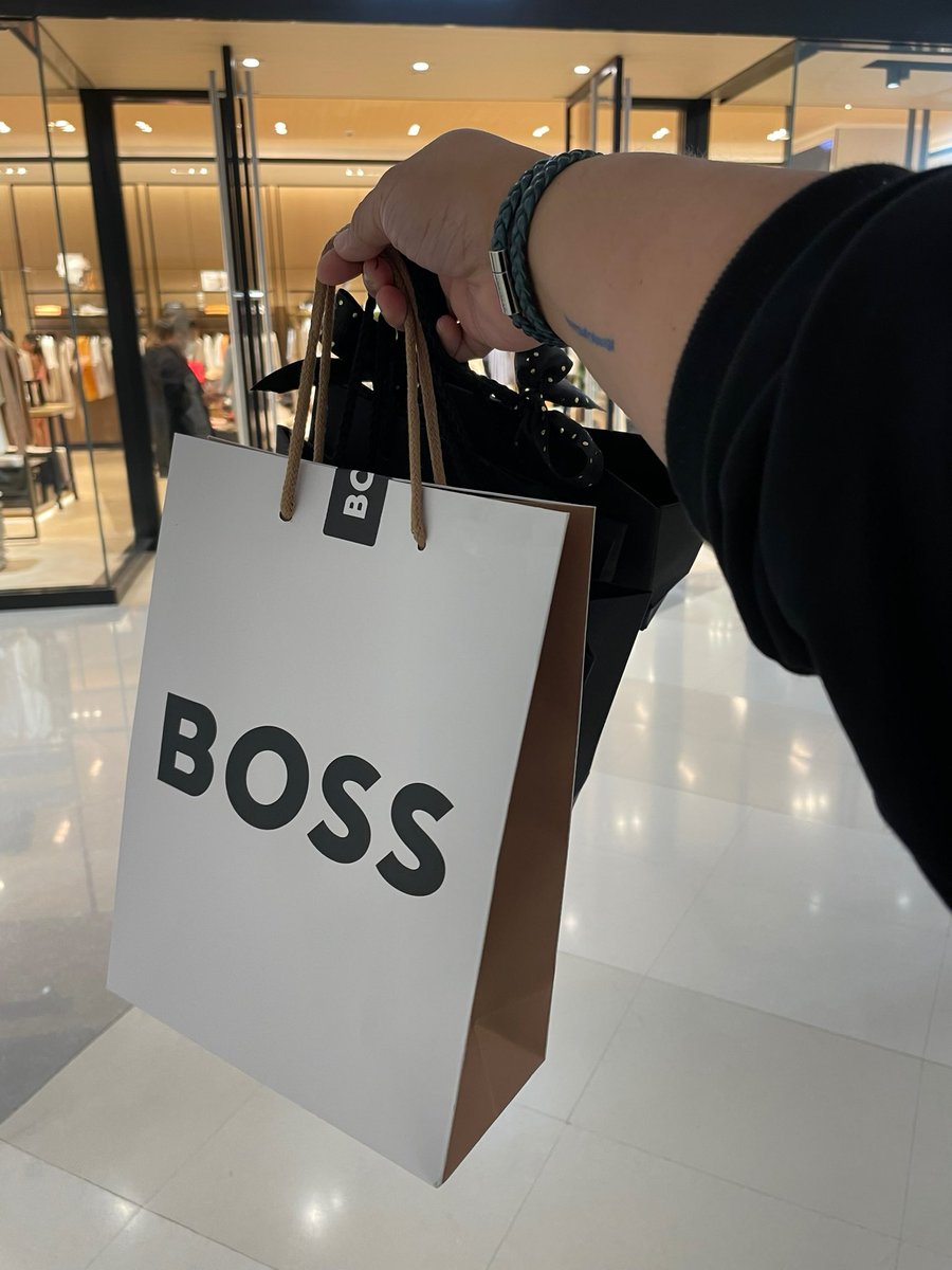 goodlux194565's tweet photo. พี่มิวเป็น ศิลปินที่ทำให้เปิดใจใช่สินค้า Boss เลยจริง ๆ และ พี่ ๆ sa พารากอน คือดูแลดีมาก ๆ ทีแรก กะจะเข้าไปทำธุระเฉย ๆ แต่พี่ ๆ ดูแลดีน่ารักมาก ๆ ทุกครั้งที่ไปแบบนี้ แม่ ประทับใจก็ได้ของติดไม้ติดมือเพิ่ม กลับ มา 🤣🤣🤣

#MEWmyBOSS
#ChopperXBoss
#มิวศุภศิษฏ์ 
@HUGOBOSS
#MewSuppasit
@MSuppasit 
#BOSS
#HUGOBOSS
#BeYourOwnBOSS 
#BOSSHouseBali 
#BOSSTheCollection