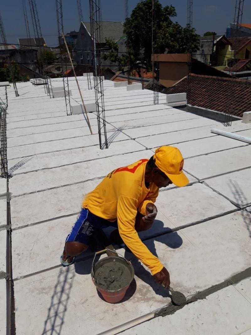 Grand_Elephant's tweet photo. Aplikasi Panel Lantai Grand Elephant menjadi cepat dan mudah dengan GE 600 Premium Screed sebagai pengisi celah (Grouting). GE 600 juga dapat digunakan sebagai Screed Topping material di atas panel lantai sehingga sangat sesuai untuk aplikasi lantai yang kokoh dan tahan gempa. https://t.co/YzE5rRQhGr