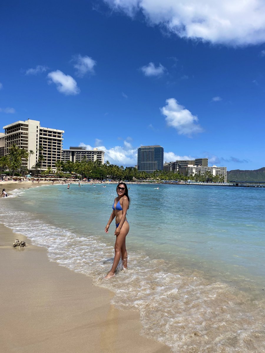 AyakaOkUNO's tweet photo. Who’s ready for the summer☀️🤪🥵💪
夏が始まる〜‼️
#takemebacktohawaii #ハワイ行きたい 〜 #hawaii #throwbackthursday https://t.co/kCc4yH7rsx