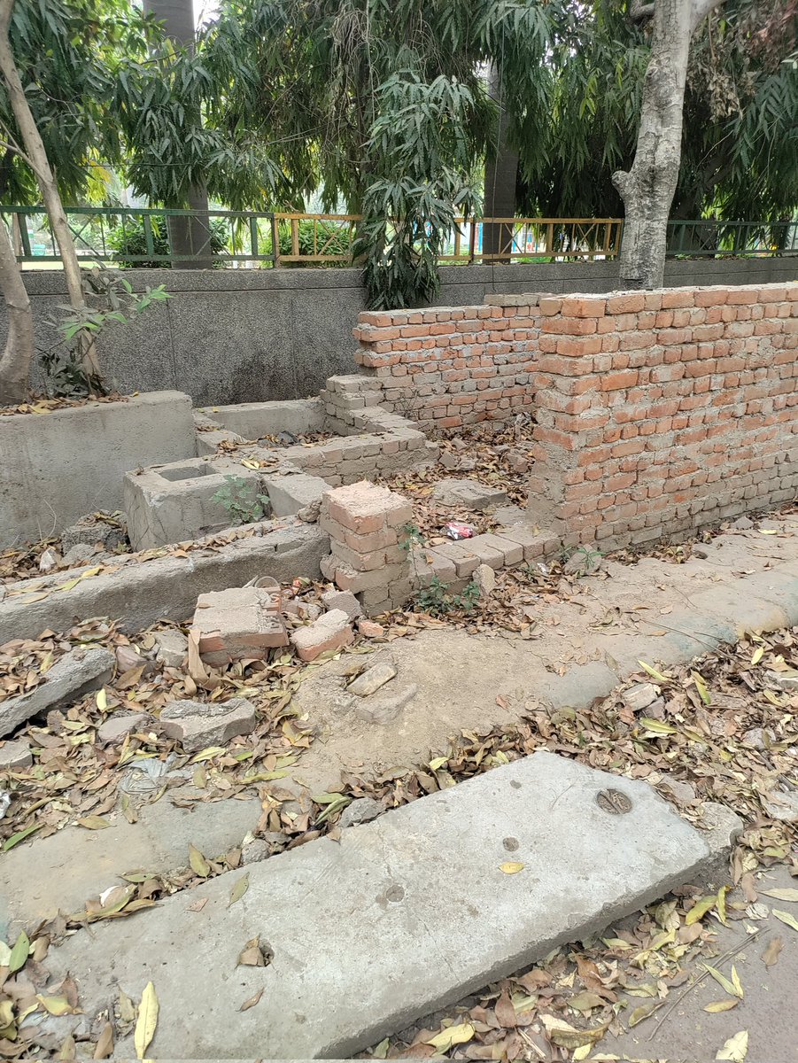 Nalin1958's tweet photo. @CeoNoida @noida_authority @CMOfficeUP 
Can u get this debris cleaned up ? I have been highlighting for the last 35 days.
Swastik Park B Block Sector 62 Noida opp galaxy business park 
#cleannoida
#keepnoidabeautiful https://t.co/go7ayMf26x