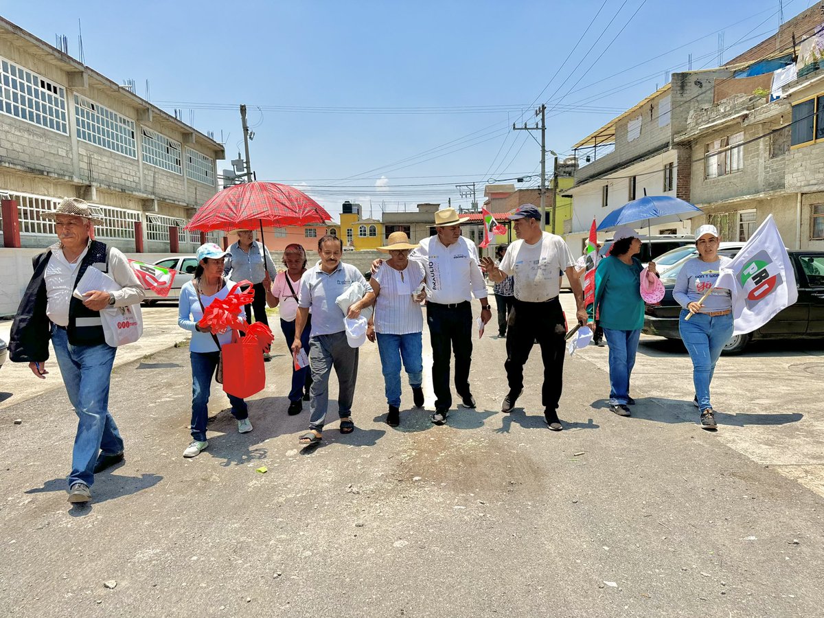 braulioalvarezj's tweet photo. #EsTiempo 
De regresar a donde hemos dado resultados y atender lo que falta.
Porque las necesidades siempre están presentes, hoy tome nota de lo que falta en el #Distrito2Toluca para ponerlas en el centro de mis gestiones como diputado.

#VotaPRI
#BraulioDiputado https://t.co/vowENemMdM