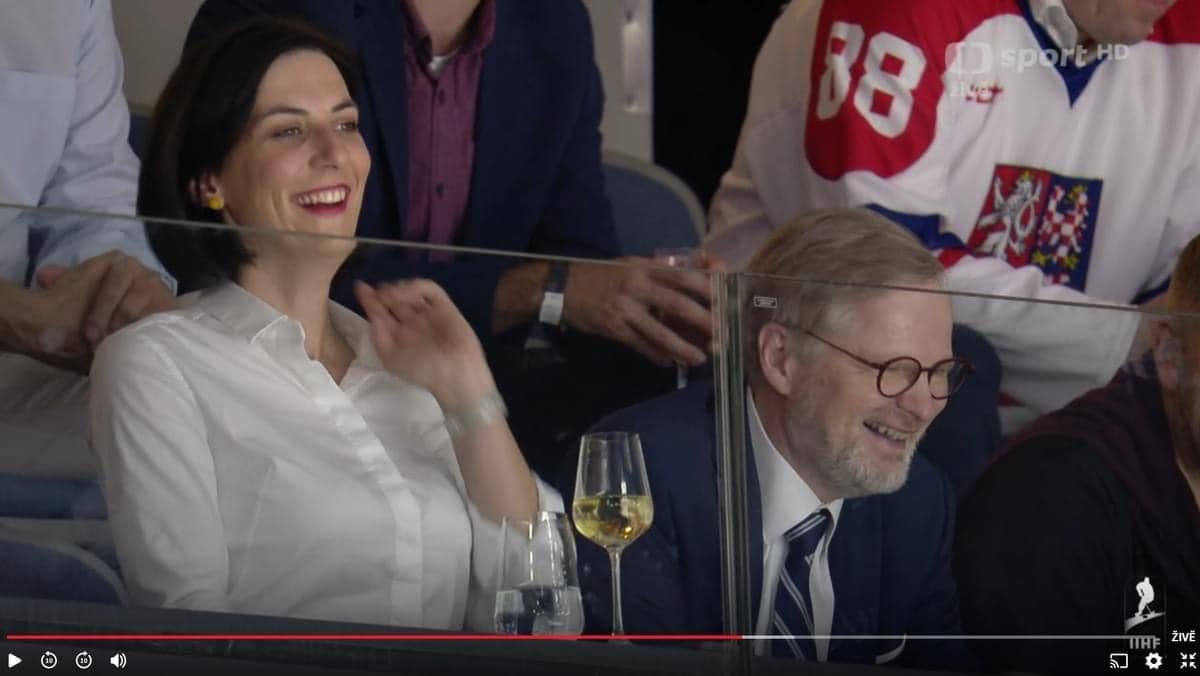CommentDado's tweet photo. Je vidět, že včera za stavu 0-0 byla ještě na tribuně radost 
😲🙈😂😂
To ještě jejich tým měl šanci na postup🤨
Kdoví jaké ksichty měli, když dostali fíka a když po závěrečné siréně bylo jasné, kdo postupuje https://t.co/MMM26N3Gzk