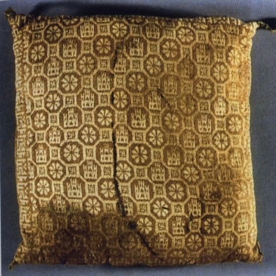 ISASaxonists's tweet photo. This is so cool. It's also interesting that knitting/crocheting have been depicted as a "yt bougie fiber art" when the earliest known knitted items in western Europe were made by Muslim knitters employed by Spanish Christian royalty. https://t.co/RO5OtAVQtN