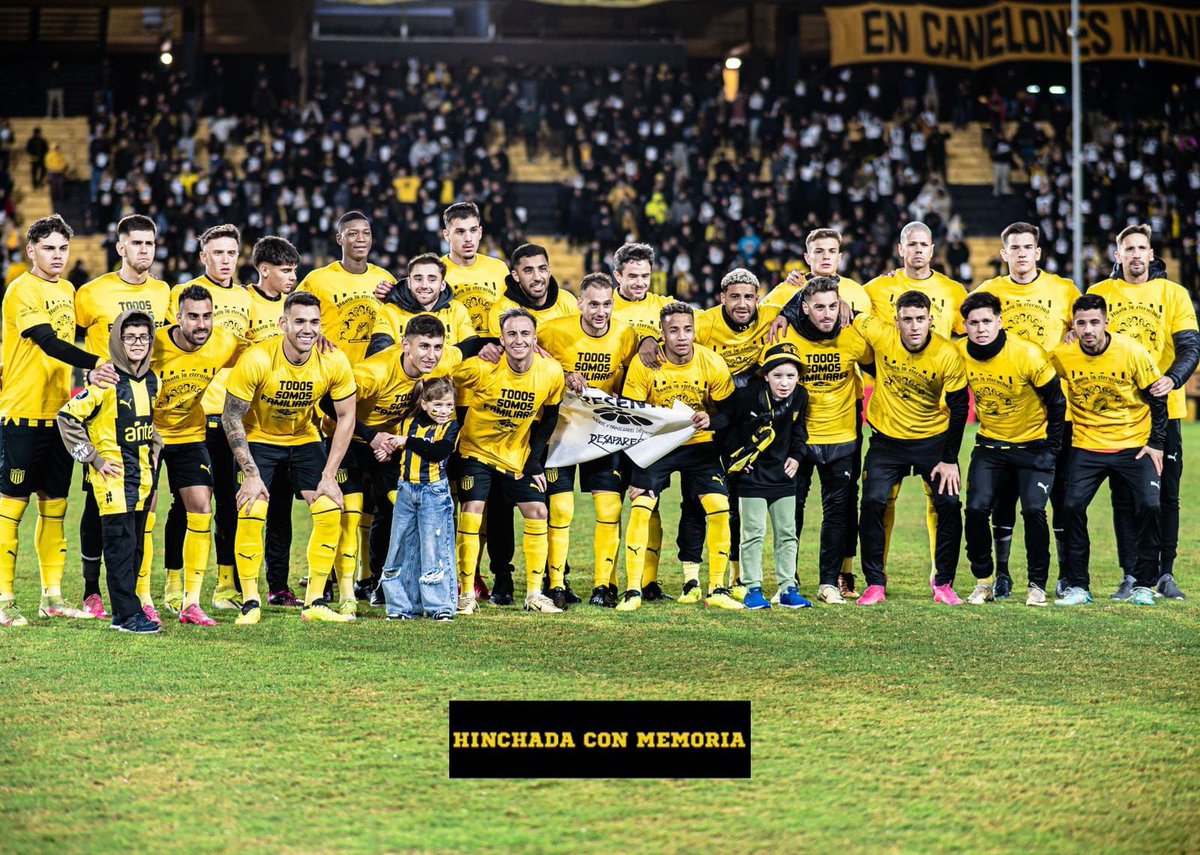 DrSaturn0's tweet photo. Lo que hoy vivi en el CDS no me lo voy a olvidar nunca más, realmente fue una noche histórica y emotiva.
Ver salir al plantel de Peñarol a la cancha con las camisetas de Familiares  gracias a qué la hinchada puso arriba de la mesa la causa más noble.
ORGULLO TOTAL, VAMO Y VAMO! https://t.co/uyPvE9BJ1E