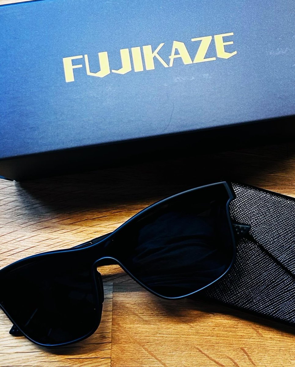 jpwaves's tweet image. FUJIKAZEサングラスHK-03新発売！

独特の一枚レンズデザイン(交換不可)。
フレームは軽量で耐久性が優れるTR90素材。
全面REVOコーティング偏光レンズ(ERVOブルーのみ)。
折りたたみ可能な収納ケース。

しっかり目を守り、眩しい日差しでもクリアに見えます。

#FUJIKAZE #サングラス #sunglasses