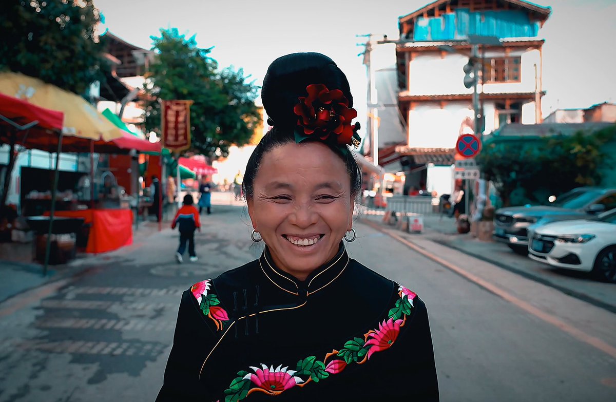LiveinGuizhou's tweet photo. She never attended school, but through her hard work, she sent her four children to university, earning her the title of "star mom" in the village. Despite her busy life, her love for basketball keeps her active on and off the court, always eager to help everyone.
#OurArena https://t.co/v5M42yYQJc