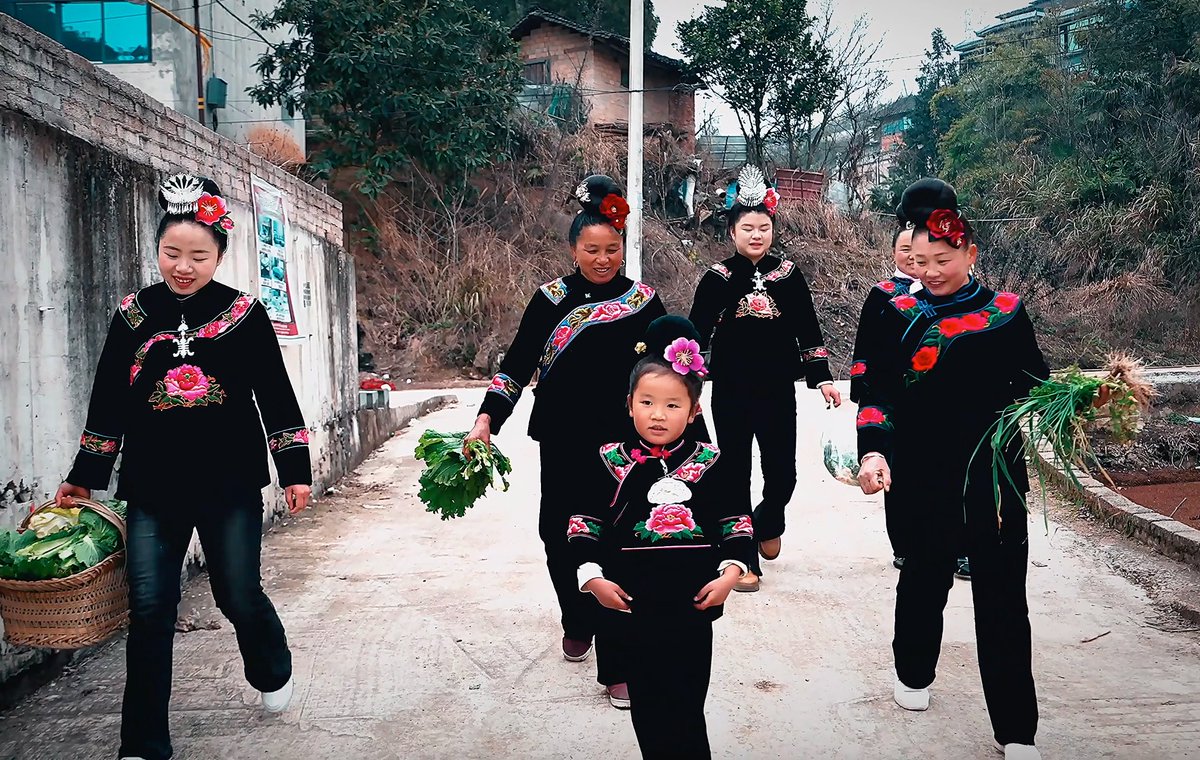 LiveinGuizhou's tweet photo. She never attended school, but through her hard work, she sent her four children to university, earning her the title of "star mom" in the village. Despite her busy life, her love for basketball keeps her active on and off the court, always eager to help everyone.
#OurArena https://t.co/v5M42yYQJc