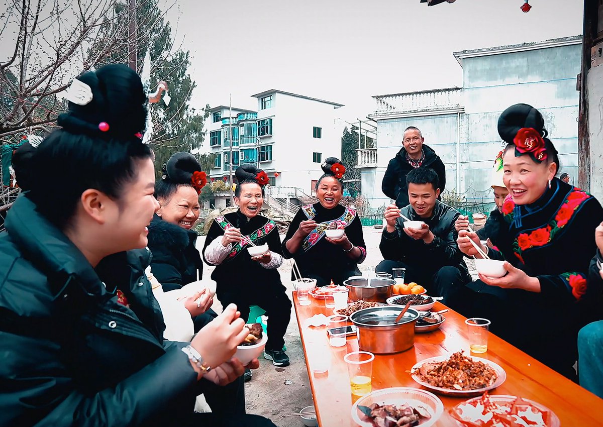LiveinGuizhou's tweet photo. She never attended school, but through her hard work, she sent her four children to university, earning her the title of "star mom" in the village. Despite her busy life, her love for basketball keeps her active on and off the court, always eager to help everyone.
#OurArena https://t.co/v5M42yYQJc