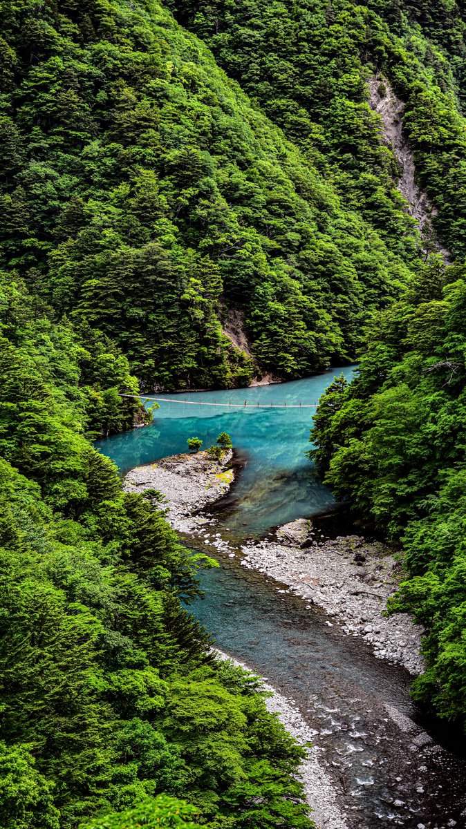 今日は静岡の寸又峡に来た！
以前から気になっていたけどやっと来れました♪

夢のつり橋に辿り着いた時、あまりの水の鮮やかさに変な声が出た。
絶対にバスクリン入ってる