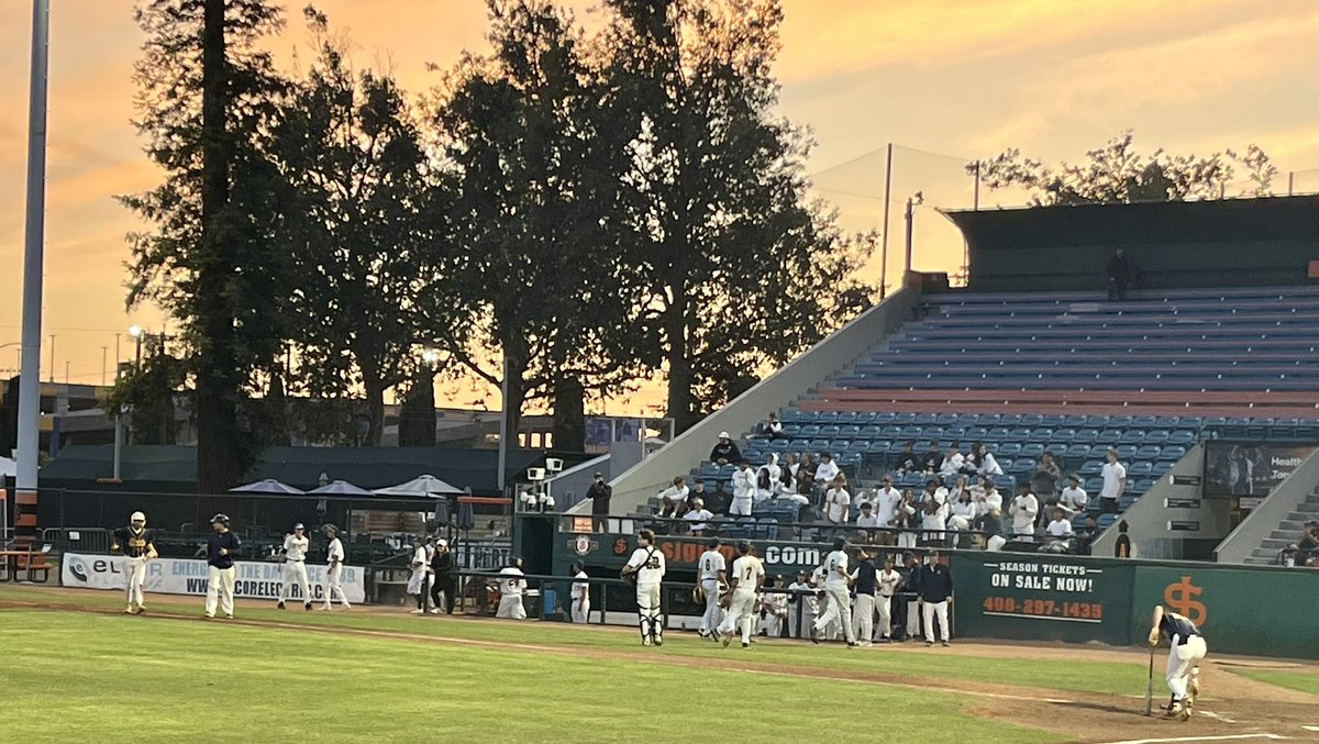 Knights head into the dugout again after a 4-6-3 double play - Luke Rogers to Jack Freehill to Ben Salama - then a groundout. Menlo up 2-1 ⬇️5️⃣