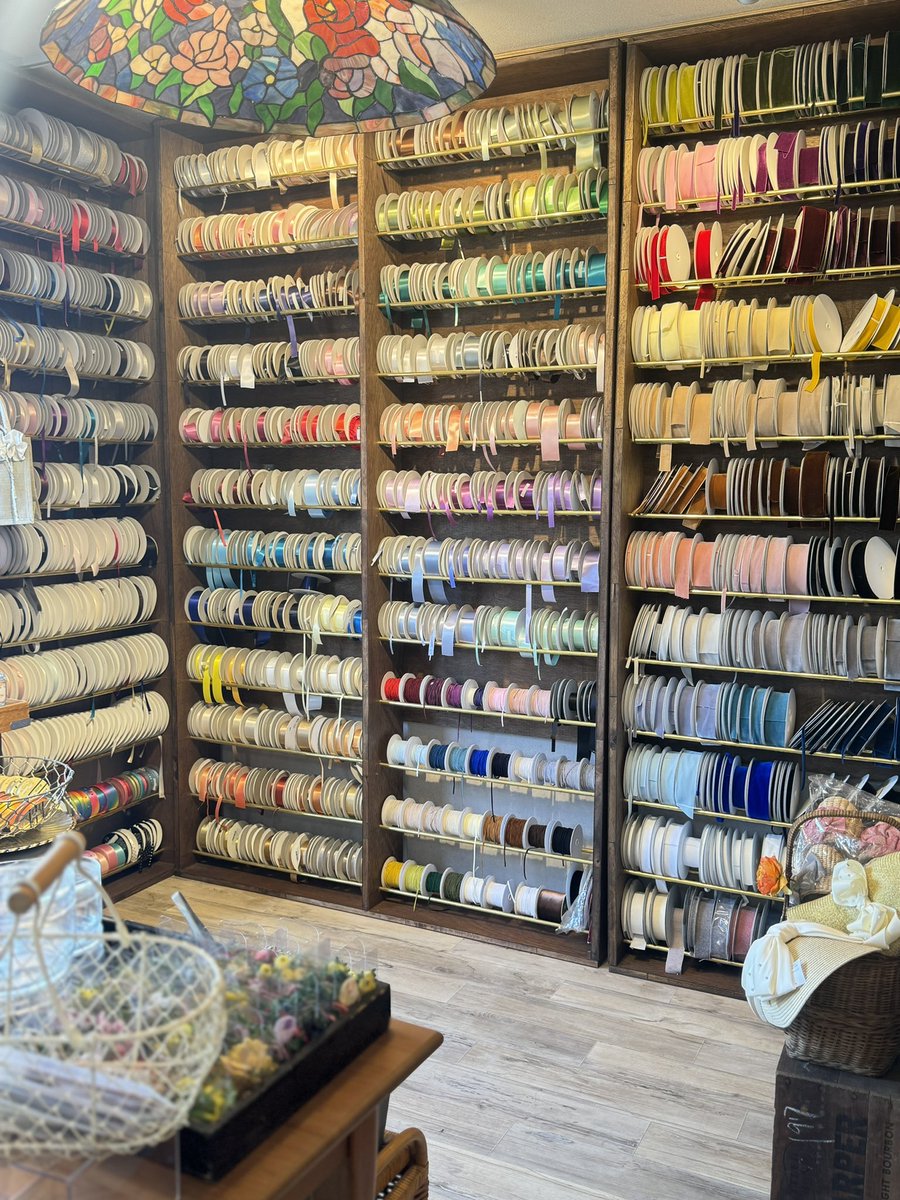 tyrolean_ribbon's tweet photo. リボン難民…ぜひ…当店に来るのです…次元問わずの推し活カラーのリボンや着物の半衿用リボン、ぬいぬい用、洋裁用の洗えるリボンが揃います

業界歴20年のリボン問屋が埼玉県川越にありWebショップでもご購入いただけ、ありとあらゆる日本メーカーのリボンやレースが取り寄せ（文字数
#リボンブーム https://t.co/1CWlhLBD8U