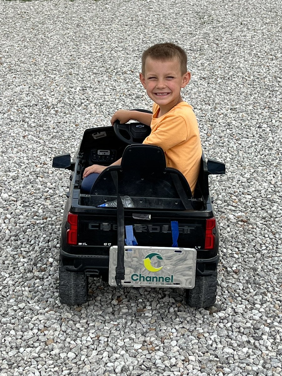 AllianceAgSolu1's tweet image. School is out.  I love having my buddy around to help. Enjoy seeing him learn and want responsibility.  

When asked at 4-H camp today if he liked corn, Connor without hesitation said YES!
@ChannelSeed 214-78 is the best!!

#ChannelingUp #GrowingUpTooFast