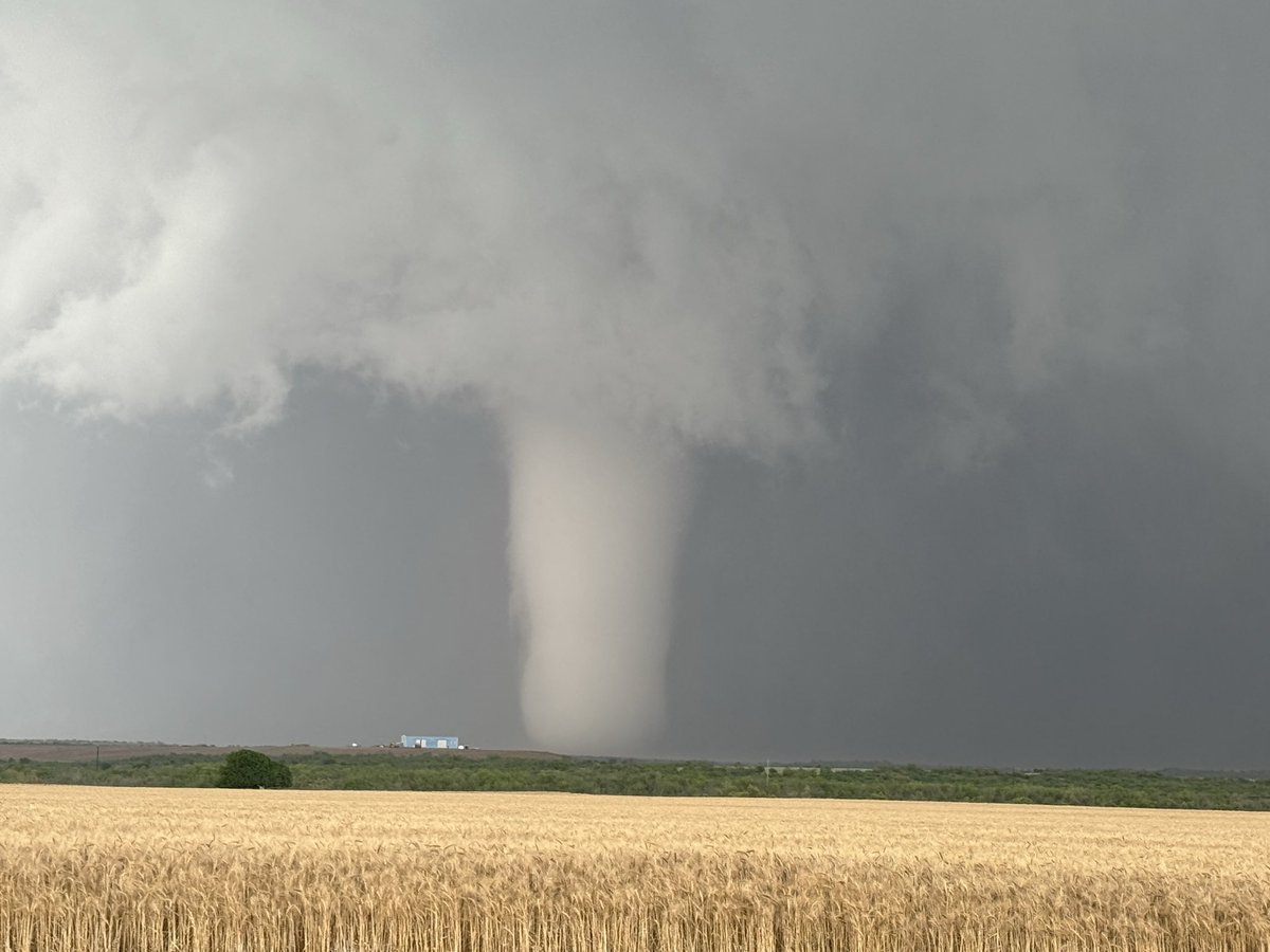 stormchaseguy's tweet photo. Tornadoes from near Olustee OK this evening @WesWeather @KWCHRoss #tornadoes #okwx https://t.co/srZhaQQzyZ