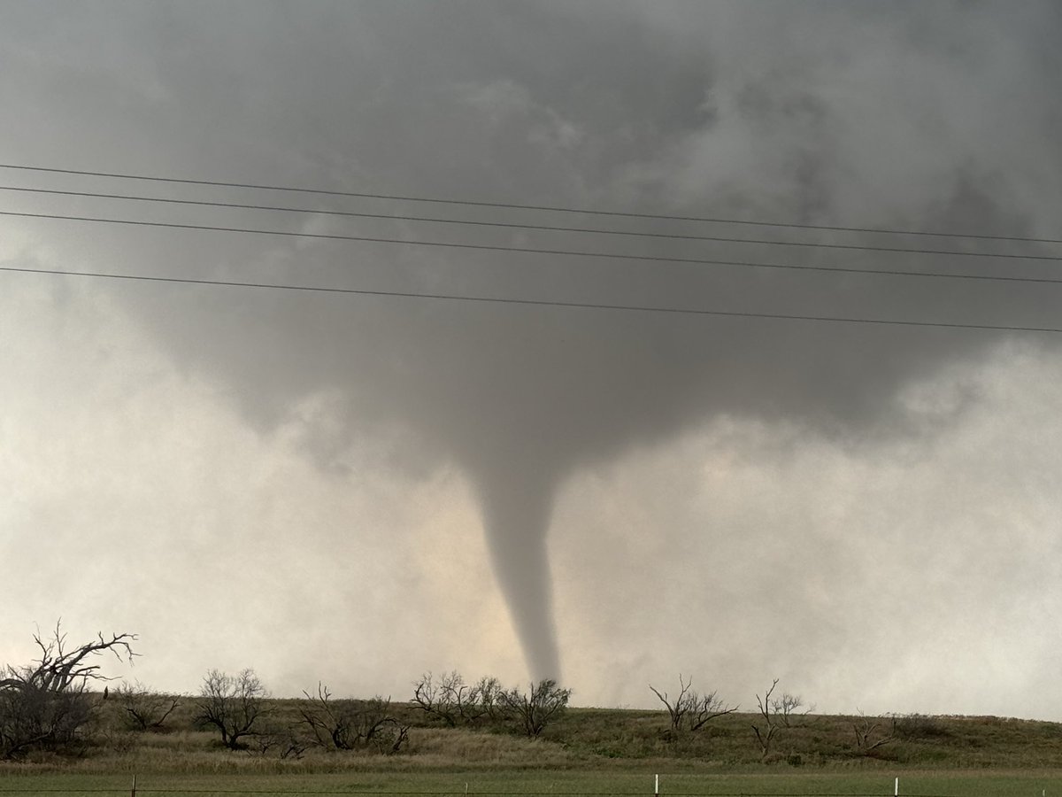 stormchaseguy's tweet photo. Tornadoes from near Olustee OK this evening @WesWeather @KWCHRoss #tornadoes #okwx https://t.co/srZhaQQzyZ