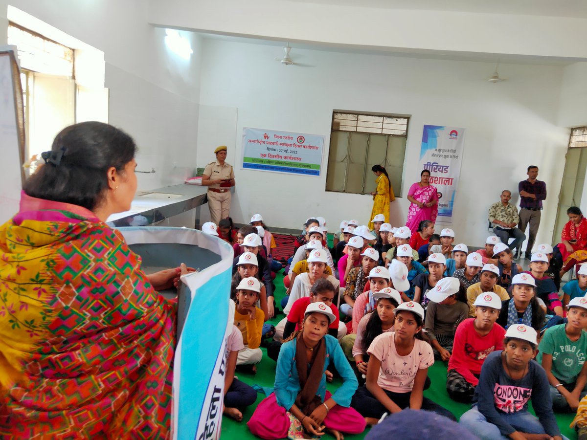 paliwal_bhavana's tweet image. तुम चलो तो हिंदुस्तान चले
लगाओ हाथ कि सूरज सुबह निकाला करे 
हथेलियों में भरे धूप और उछाला करे
उफ़क़ पे पाँव रखो और चलो अकड़ के चलो
फ़लक पकड़ के उठो और हवा पकड़ के चलो 

#पीरियडपाठशाला 👩‍🏫🩸🩸📢    #uddan #menstruation #periods   #taboo #indiantaboo #sanitarypad  l