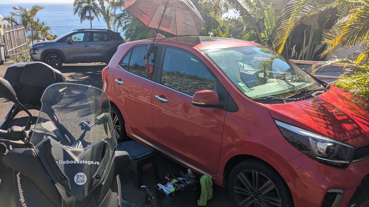 Debosselage974's tweet photo. Depuis 2001, https://t.co/ew6v7icwF4 : votre débosselage mobile et sans peinture en maxi-scooter à Saint-Denis de La Réunion, devis gratuit sur photo : ici, nord@debosselage.re ou https://t.co/YNB4torafI… #SaintDenis974 #SinDni #Nord #LaReunion #Team974 #24AnsExperience 🔨 🛵 🇷🇪 https://t.co/Y4t83gY0bW