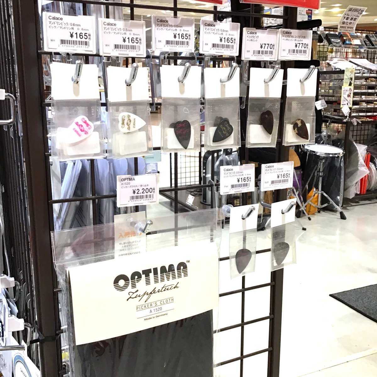 shima_nagoyacha's tweet image. #マンドリン 用の小物、
取り揃えております。

#マンドリン弦、
#Calace　#マンドリン用ピック 各種、
#OPTIMA #ピッカーズクロス（滑り止め）等、
演奏に必要な物はこれで大丈夫！

また、店頭にない物があれば、
是非、スタッフへお気軽にお問い合わせ下さい♪