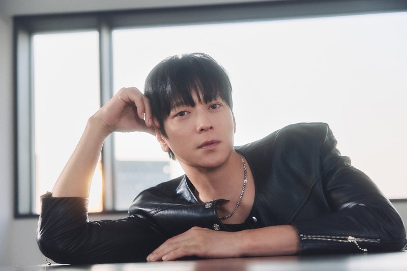 Q. 작품과 공식석상마다 외모에 집중되는 대중의 관심이 부담되지는 않는지?

“그런 건 없다. (외모가 연기에) 걸림돌이 된다면 (연기를) 더 잘해야죠. 그런 얘기 안 나오게 (해야죠). 그렇게까지 할 필요가 있나? 싶지만 더 잘해야죠.”