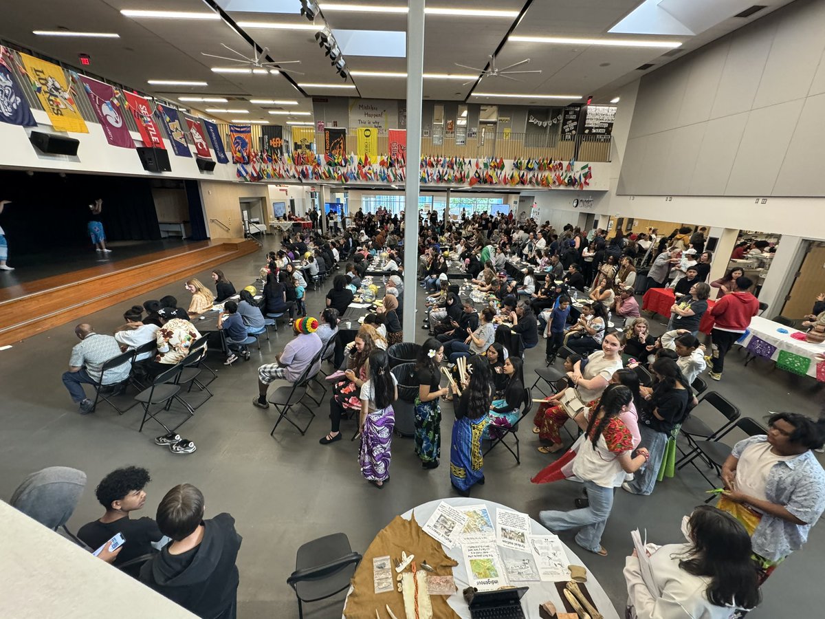 DrewBW_EPS's tweet photo. Multicultural night was a HUGE success. So great to see all of our @EPS_NorthMS families! @EverettSchools @EPS_Region2 @DrIanBSaltzman https://t.co/lW5ZOlHd1u