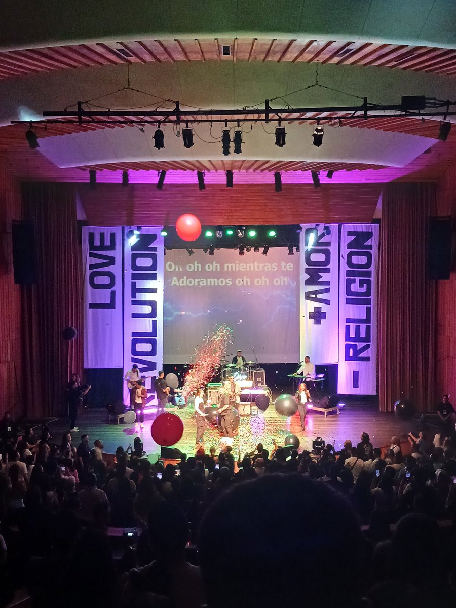 lisethchaya's tweet photo. Que noche, esto va de gloria en gloria yo amo estar en love revolution @LuisCelisR https://t.co/hX8CPMoyJQ