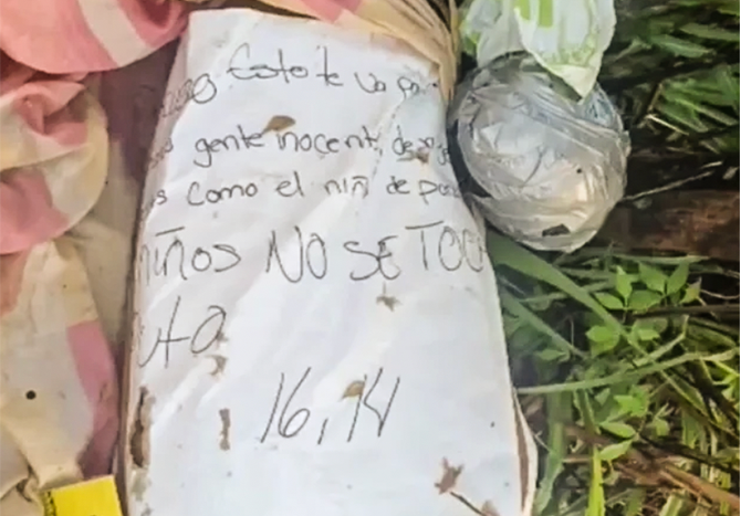Diariodenarco's tweet photo. Dos bolsas con restos humanos fueron halladas en distintos sitios de Comalcalco, Tabasco, ambas con cartulinas que tenían mensajes amenazantes, entre ellos, "a lo niños no se toca", en alusión al menor asesinado el pasado martes en Paraíso...

NOTA EN EL ENLACE: https://t.co/CtCte0Y4Pd