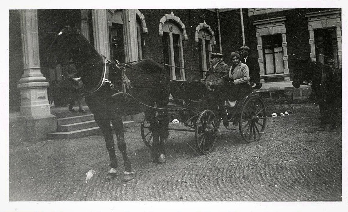 Lauantaina 25.5. klo 12-15 Suomen Vaunuhistoriallinen Seura ajaa perinnevaljakolla Malmgårdin Kartanossa. Tervetuloa seuraamaan vanhan ajan tunnelmaa!

Kuva: Presidentti P.E. ja Ellen Svinhufvud vierailivat Malmgårdissa 1940-luvulla. Kotkaniemi home museum

#malmgård #perinneajot