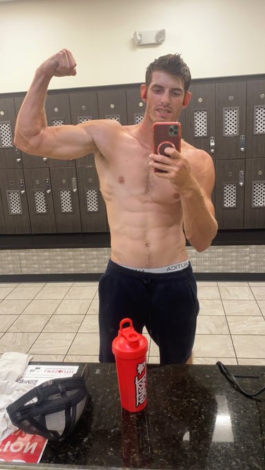 Putting on some poundage to do some poundage;) 😂 https://t.co/Rb69HOXvzf