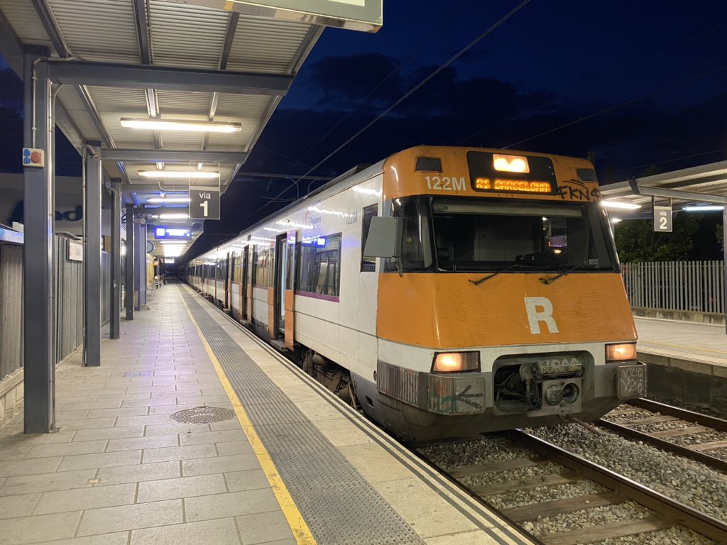 Bon dia desde Calella! Dispuesto en vía 1 para su hora. Último día de la semana con madrugón incluido. Que haríamos los ferroviarios sin café…