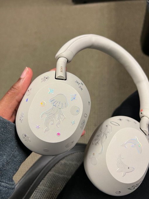 udah cukup punya satu Headphone ini suara sama bass nya enak bgt terus stylish dipake kemana aja kayak di gym, kantor, kampus, cafe dll🎧🎶

rajanya ANC, make fitur ini di cabin pesawat jadi keredam bgt senyap dan harganya udah turun 2 juta 🥹🫶🏻