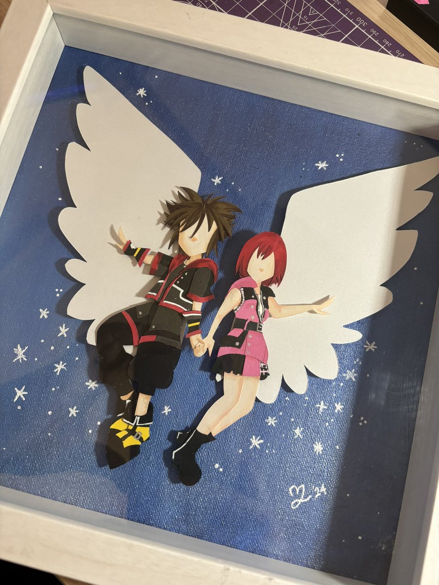 monhorn's tweet photo. I finished it!! #soraandkairi #kingdomhearts #kingdomhearts2 #kingdomhearts3 #kingdomheartsremind #papercraft #papercutting https://t.co/qh26AWuERM