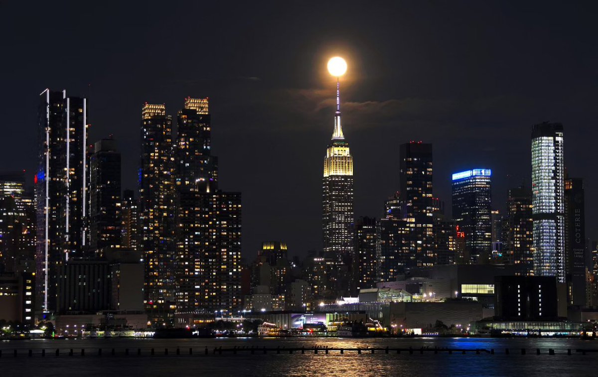 The full Flower Moon at the top of the Empire State Building in New York City. #newyork #newyorkcity #nyc @EmpireStateBldg #flowermoon #moon #fullmoon