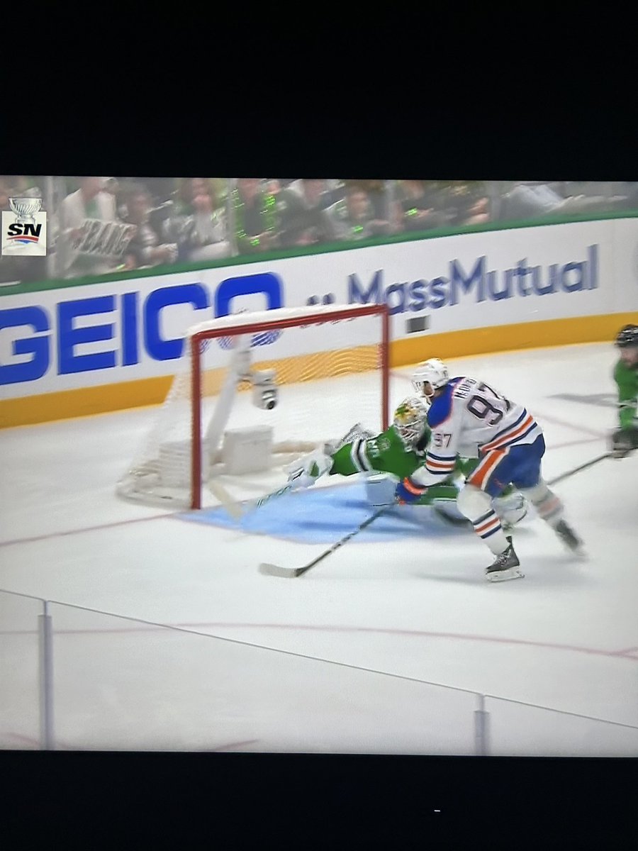 donsk_e's tweet photo. Don’t know how this wasn’t a goal https://t.co/iybhrYBZw0