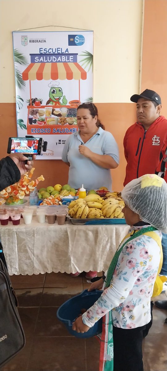 MaraAnglicaTor5's tweet photo. En Riberalta Bolivia, se promueve el Recreo Saludable y las buenas prácticas en la manipulación de alimentos. Docentes y estudiantes hacen posible esto. @medicusmundi @medi https://t.co/oL96StAMjB
