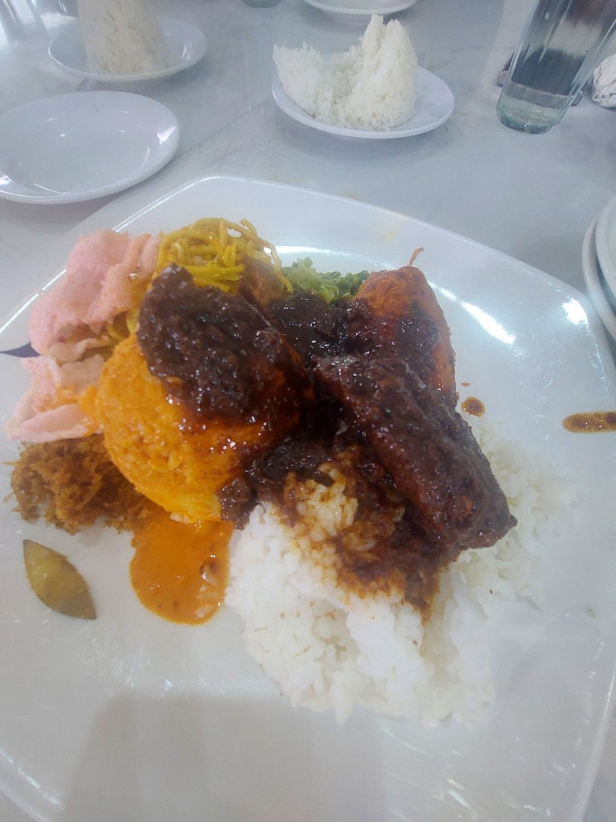 bagusky's tweet image. Jumat berkah, makan nasi padang di kota padang 😇