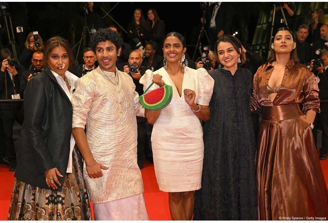 These images of Team #AllWeImagineAsLight at #Cannes are special (1) because they put the spotlight on artistes we know to be brilliant & (2) because of @KaniKusruti's unequivocal statement against the genocide in #Palestine with that beautiful 🍉 handbag ❤️