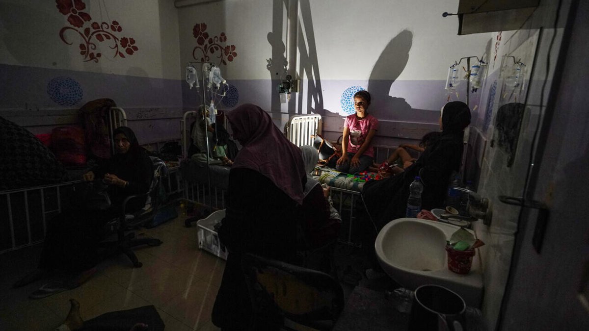 Largest hospital in central Gaza on brink of shutdown due to lack of fuel ➡️ go.france24.com/C7X