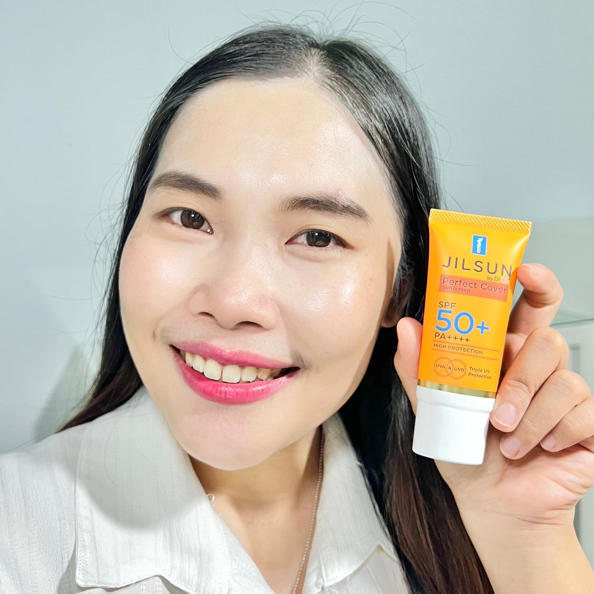 Phanbie's tweet photo. ใช้ดีมากกก ทำไมเพิ่งได้ลอง!? Dr.JiLL กันแดดหลอดส้ม #JILSUN SPF 50+PA++++ ☀️🧡 ตัวนี้เค้ามีเทคโนโลยี 3 สารกันแดดที่กันได้ทั้ง UVA ,UVB, แสงสีฟ้าและอินฟราเรด 

เนื้อบางเบามากแก สีเบจเข้ากับทุกสีผิว เกลี่ยง่าย เรียบเนียน ไม่ทิ้งคราบ หลังทาเค้าจะปรับผิวให้ใสขึ้น 1 ระดับ ไม่วอก ไม่เทา รองพื้นไม่เปลี่ยนสี เข้าได้กับทุกสีผิวเลย เป็นปลื้ม 

แล้วคุมมันนาน 12 ชม. ทดสอบแล้วคุมมันได้จริงนะ ระหว่างวันมีมันช่วงทีโซนนิดหน่อย แต่หน้าไม่มันเยิ้ม เมคอัพไม่หลุด รักเลยยย 🫶🏻 

#DrJiLL #กันแดดJILSUN #กันแดดแม่บุ๋ม