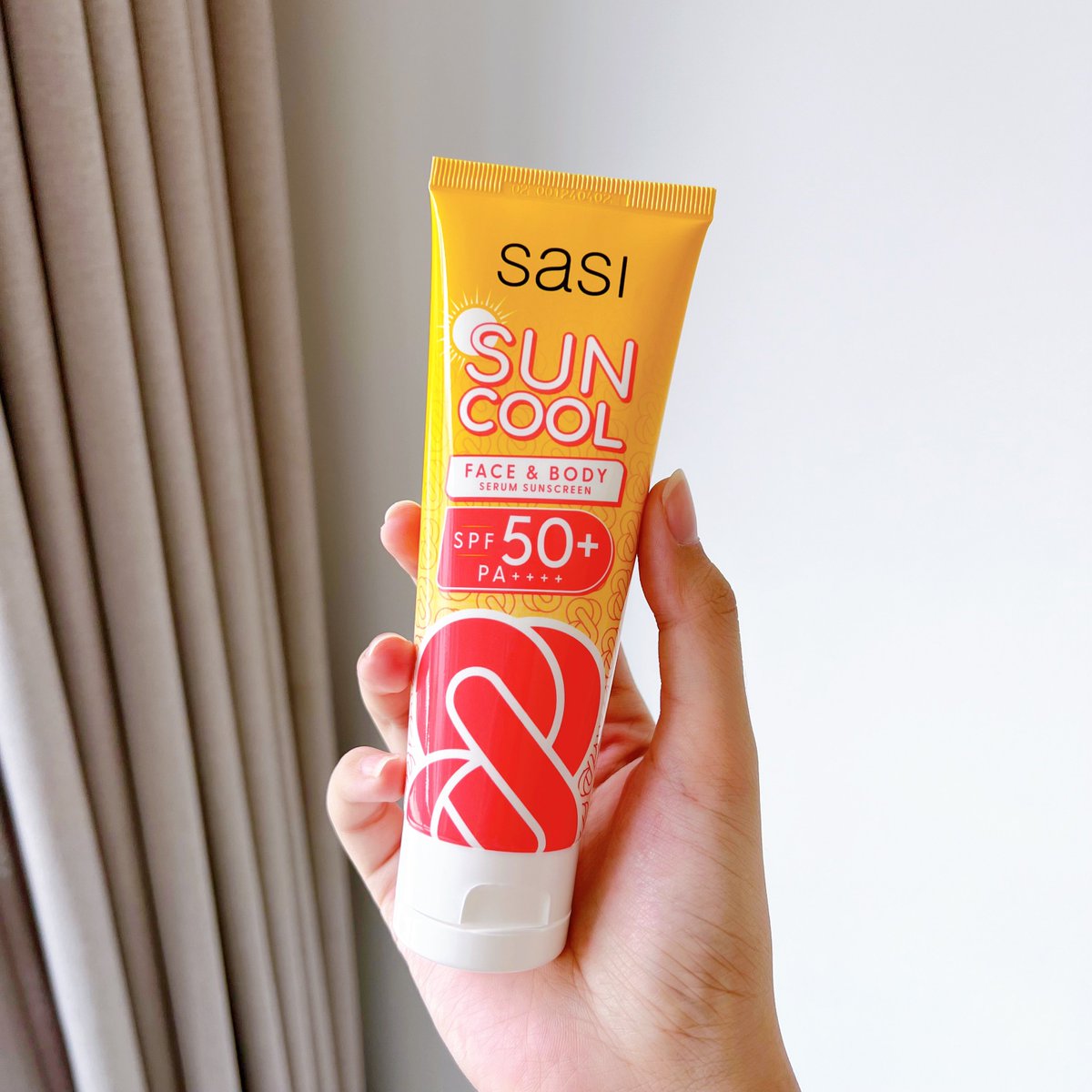 อยากให้ทุกคนลองกันแดด sasi อันนี้ เป็น 2in1 ทาได้ทั้งหน้า+ตัว หลอดเดียวรับจบ! เราชอบที่เค้าซึมไว ไม่เหนอะ ทาแล้วสบายผิว ลงเมคอัพต่อสบาย ไม่เป็นคราบ จากที่ลองใช้คือโดนแดดไม่แสบผิว หน้าตัวไม่คล้ำกลับบ้าน เป็นกันแดดถูกและดีที่ควรตำมาก 199.-เอง ขายที่วัตสันเท่านั้นนะ #sasiSUNCOOL