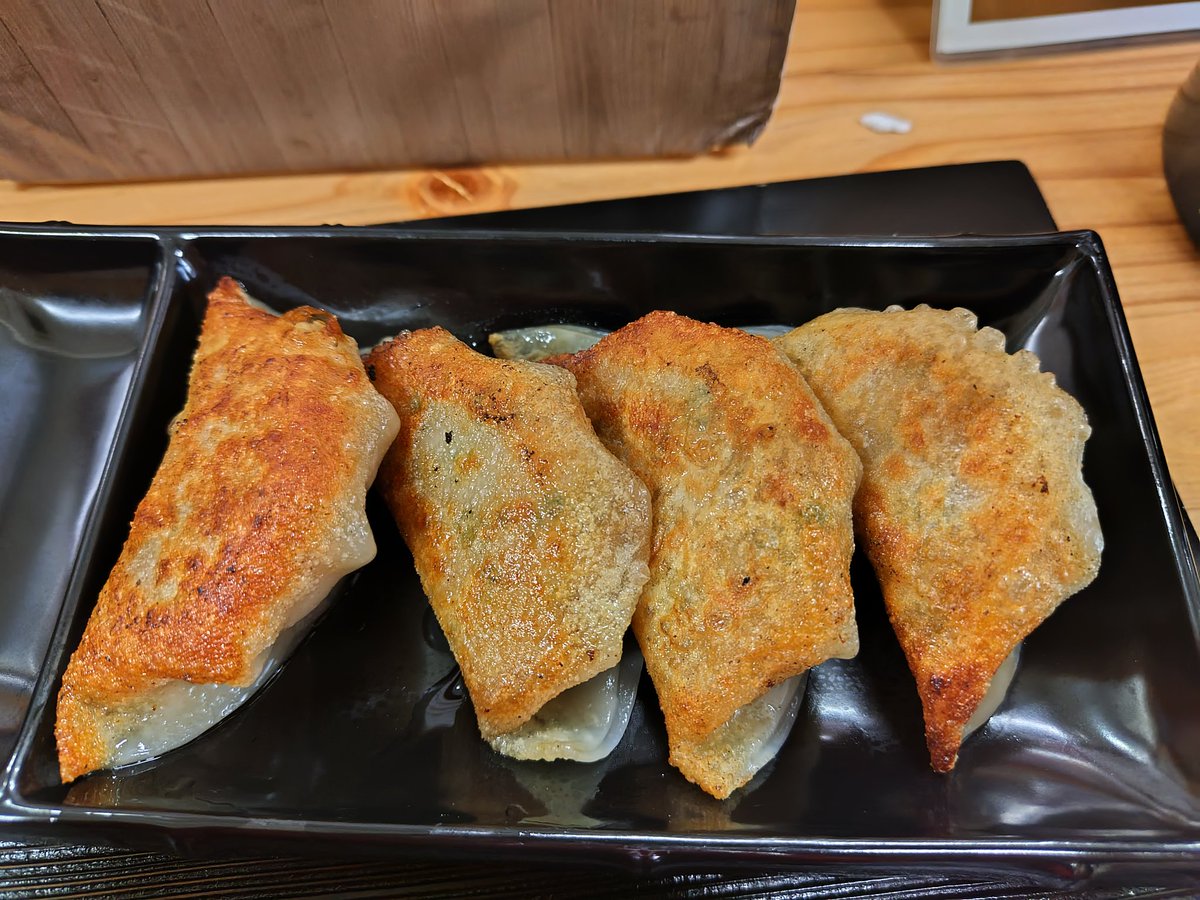 やっと来ました朝ラー。
少し見ない間に、モバイルフルオーダーになっている！
味噌味チョイス、肉汁あふれる餃子も追加で。
海苔に山海ぶし付いてます。酸味と旨味がプラス。
同じ価格なら、餃子ライスセットが良かったかな…
市場駐車場無料だし、お得でした
ごちそう様でした

#札幌ラーメンこりす