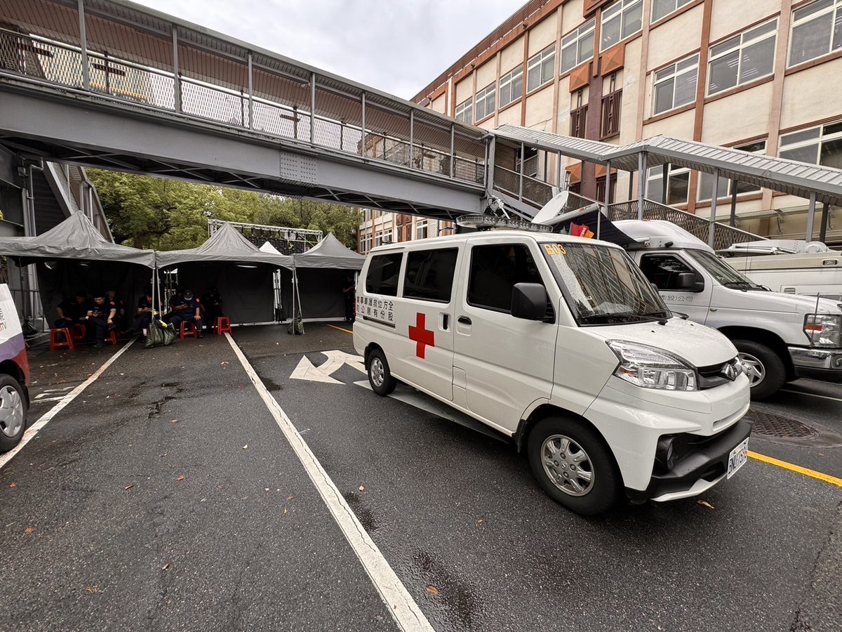 快速通道
兩個醫療站已經架設完畢
救護車 急救員全天待命 
希望大家都不會用到
注意安全 不要脫水

不要被挑釁 不要起衝突
今天讓我們十萬上街

每個人都平安回家

大家平安
天佑台灣