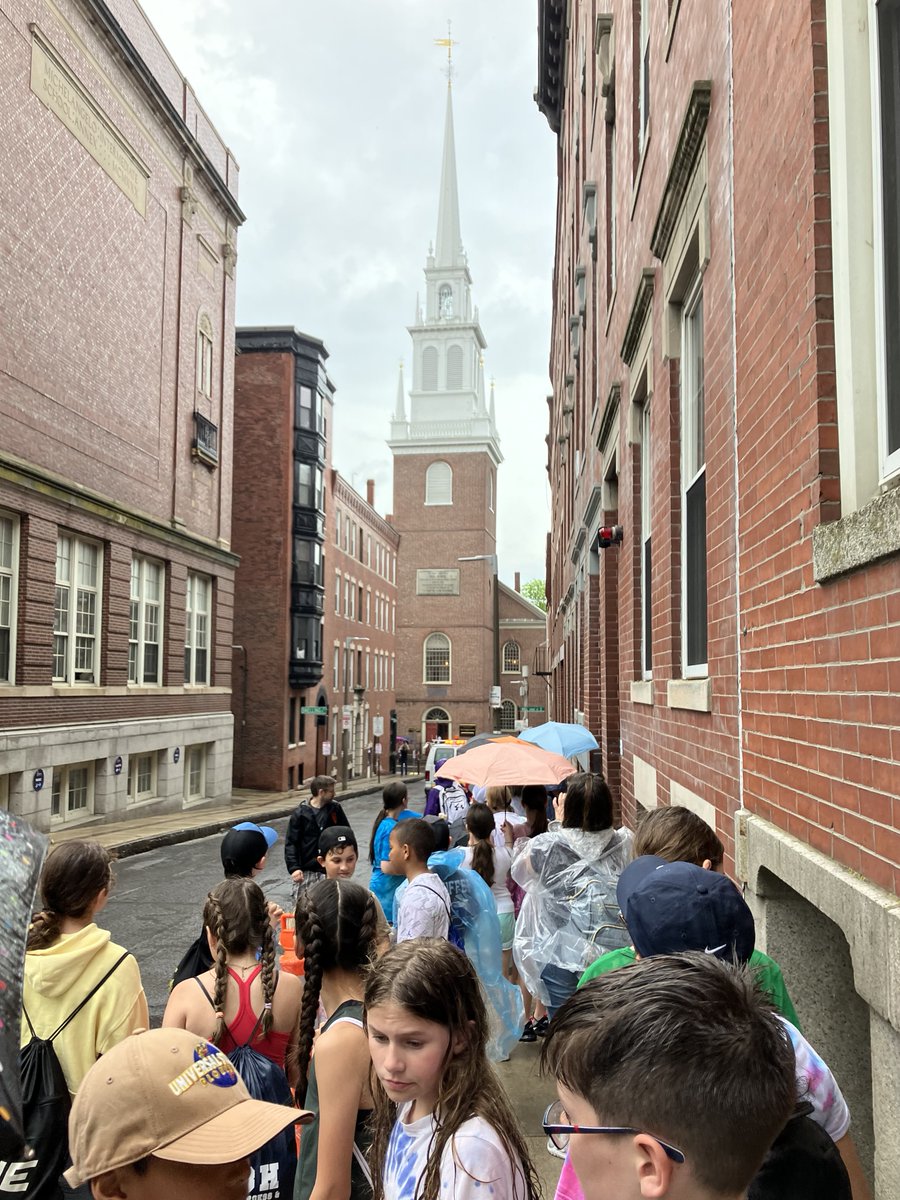 BostonHistory's tweet image. Looking back at the Old North Church from Hull Street on the way to the bus. #Boston #FifthGrade #FieldTrip #FreedomTrail