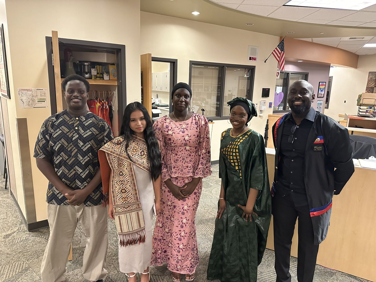 EEisenhowerms's tweet image. Today we had a great time celebrating cultures at IKE Multicultural Night on Day 162 of #180daysoflearning at IKE 🌍🎉 Great Job students parents, staff, and volunteers for a wonderful event #KidsLearnAtIKE @WilnicG @DrIanBSaltzman @EPS_Region3 @EPS_DeputySupt @EverettSchools