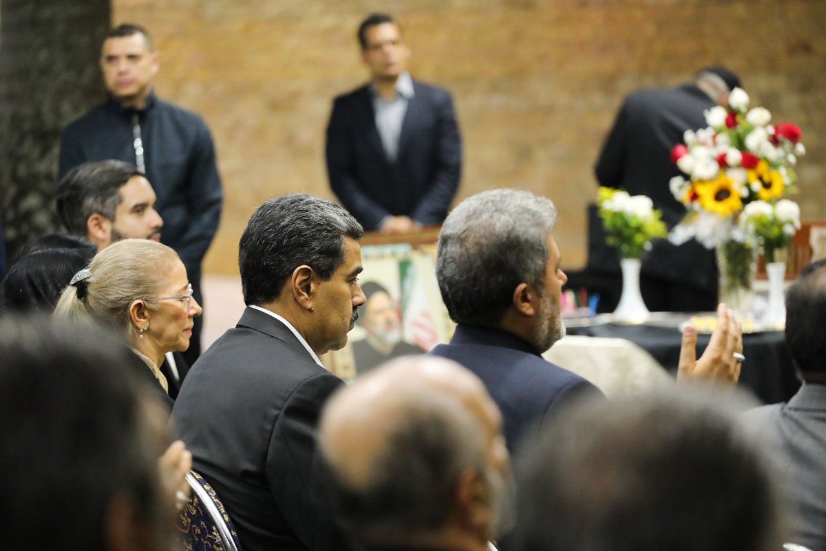 NicolasMaduro's tweet photo. Es para mi un honor poder estar presente en la Oración Kumail con profundo respeto y emotividad en solidaridad al pueblo de Irán, ante la aciaga partida física de mi amigo Ebrahim Raisi. Mi abrazo solidario, siempre estaremos juntos en las buenas y en las malas. ¡Fuerza para el pueblo persa!
