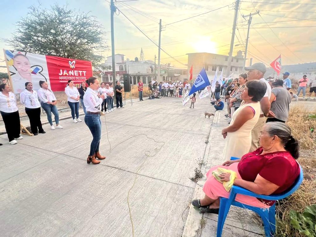 Cerramos nuestro recorrido de hoy por el #Distrito9 junto a mi amiga Janett Arredondo saludando y compartiendo nuestro proyecto con la gente hermosa de #IxtapanDeLaSal. ¡Va por ti!
❤️💙💛🩵
#distrito9
#YoSiSoyDelSur
#ElidaContigo 
#MujerDeTrabajoYResultados 
#Unidos