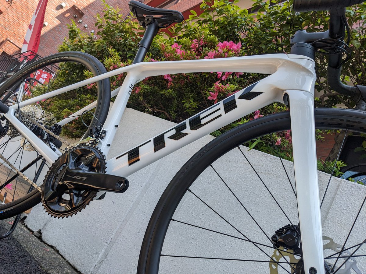 LORO_KOMAZAWA's tweet photo. 【探している方、いませんか！？】
メーカー終売のEmondaSL5　whiteprismaticの50サイズ、1台限りで店舗在庫があります！
お探しのそこのあなた、是非ご来店ください！
#trekfest #trek #ロードバイク #EMONDA #世田谷区 #お早めに https://t.co/Dpqfktwo58