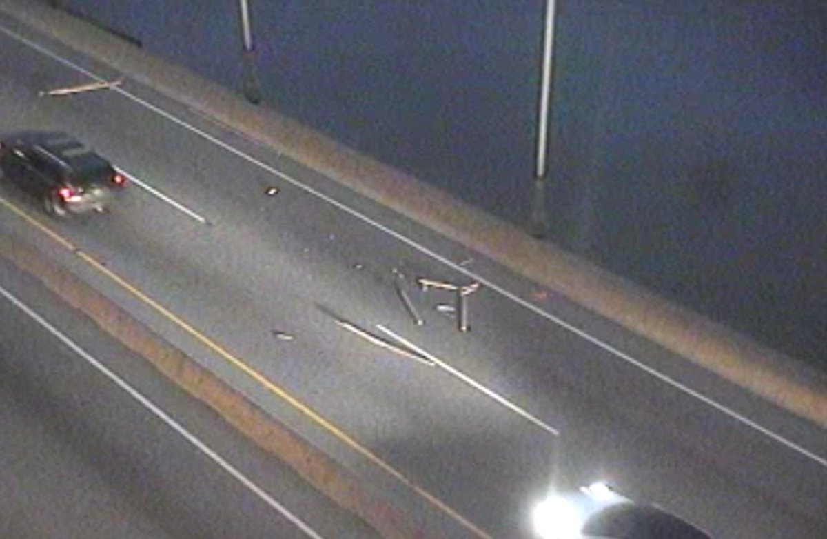 ⚠️ #PortMannBridge - Wood debris in the #SurreyBC exit lanes has the right lane blocked at mid-span. Crews are en route for cleanup. #BCHwy1 #Coquitlam