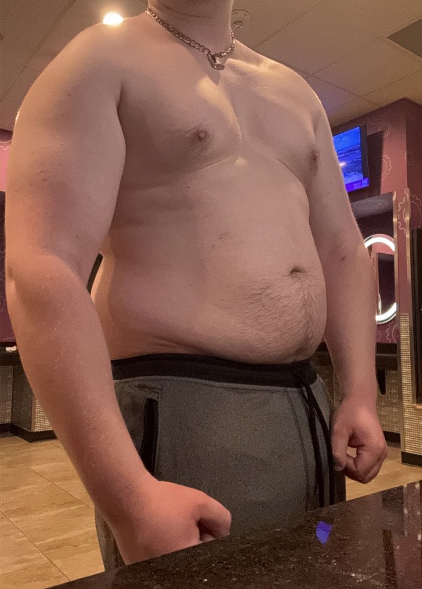 beefy_sub's tweet photo. Exposure at the gym is good for chubby muscle pigs 🥴💪🐷🔐

#chastity #lockedgay #publicchastity #gaymuscle #gainer #teamlocked #chastitypig #kink3d https://t.co/jAaNhGcXSz