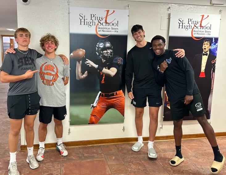 Had the incredible honor of welcoming two legends back to the school! 🏆 They took the time to workout, catch up with old teachers, and inspire our players with their wisdom and experience.  #LegendsReturn
<a href="/grantgunnell7/">G² grant gunnell</a> <a href="/BoobieCurry/">Bᴏᴏʙɪᴇ Cᴜʀʀʏ</a> <a href="/TXPrivateFBGuy/">Texas Private School Football</a> <a href="/SPXPanthers/">St. Pius X Athletics</a> <a href="/TXPrivateFBGuy/">Texas Private School Football</a>